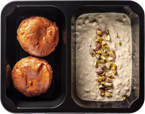 Ovesná kaše s pistáciemi a muffin quattro formaggi