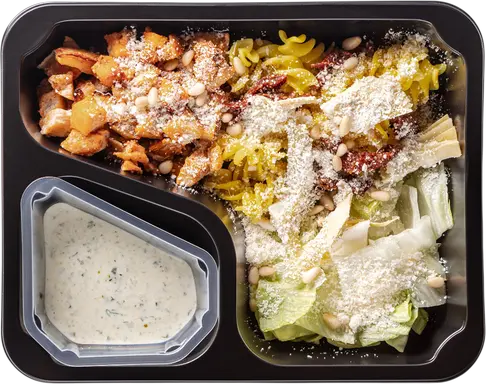 Těstovinový salát s kuřecím masem, artyčoky, sušenými rajčaty a parmezánem